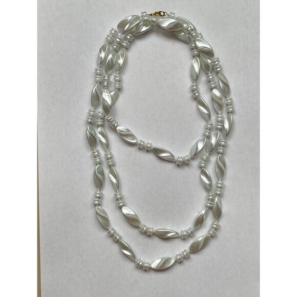 Amazing White Vintage Long Neckless - Picture 2 of 6